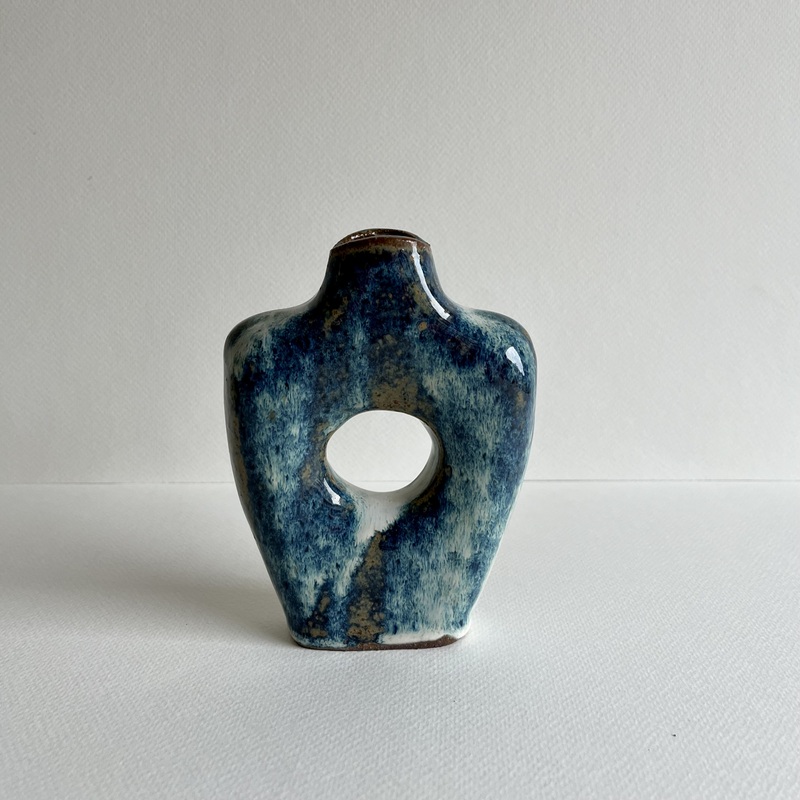 Peephole Vase Small i handbyggd stengodslera