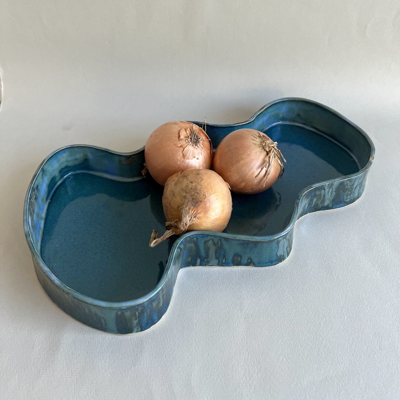 Ghost Platter, handbyggt keramikfat i blå glasyr.
