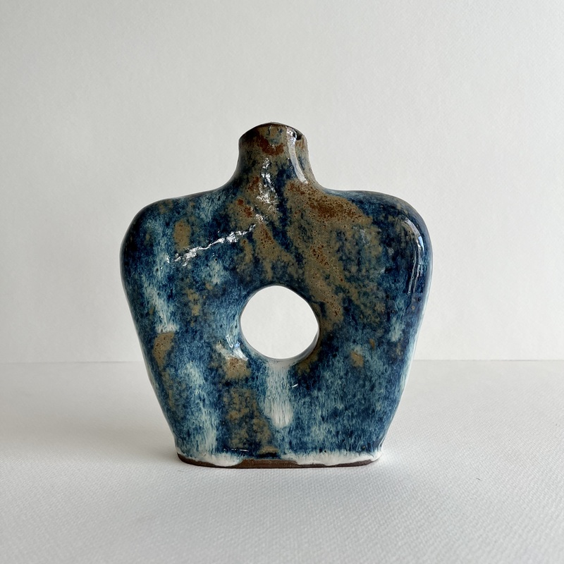 Stor handgjord Peephole Vase i keramik med runt hål genom formen