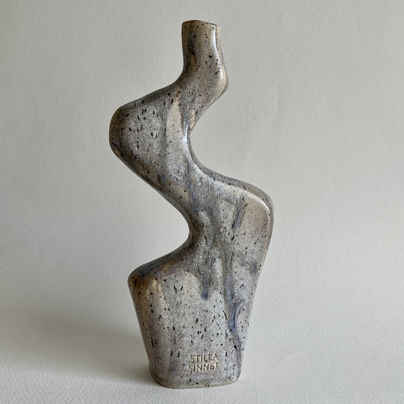 Handbyggd Lightning Bolt Vase i keramik med böljande form