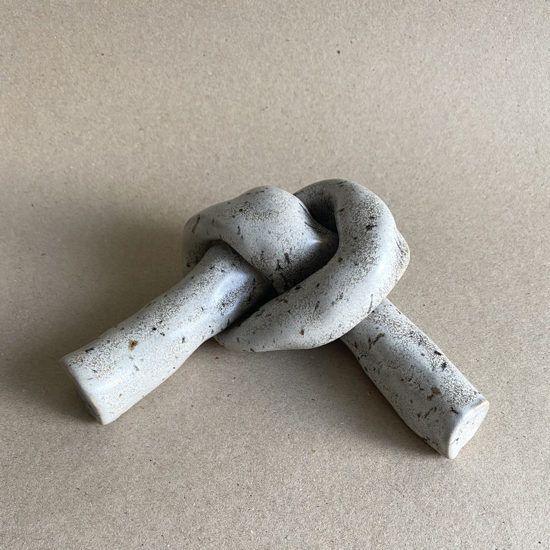 Handbyggd keramisk överhandsknop i skiffergrå glasyr, skulptural och fristående form