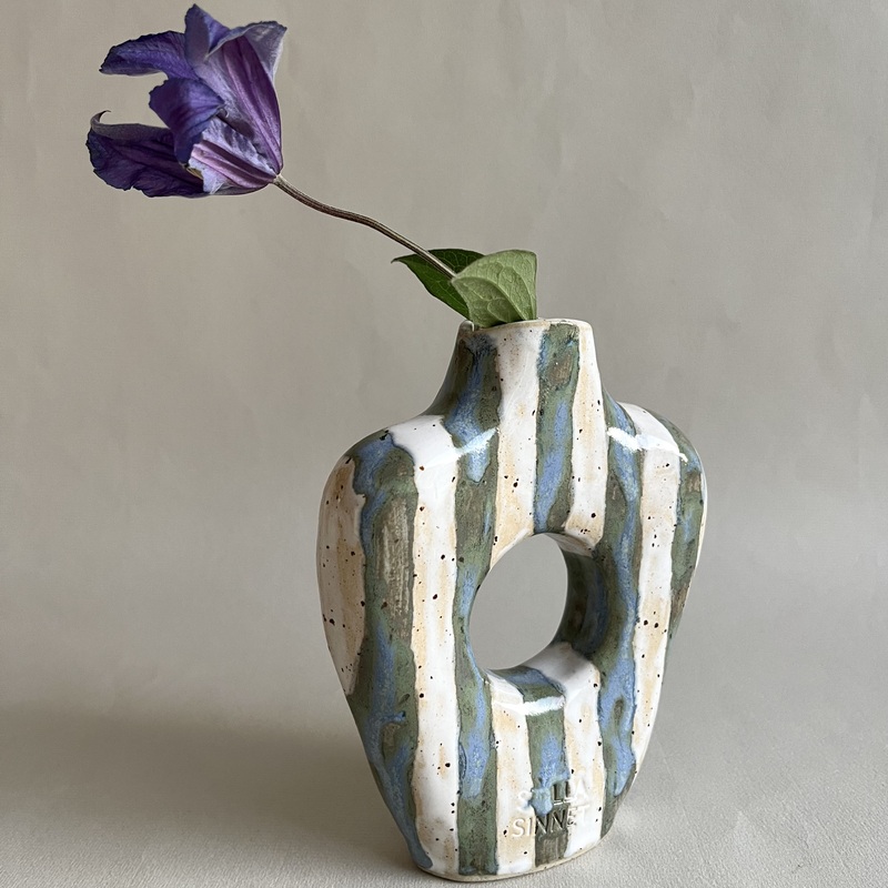 Handgjord Peephole Vase i keramik med runt hål genom formen och randig glasering