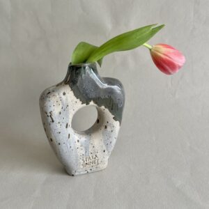 Handgjord Peephole Vase i keramik i olika grå nyanser