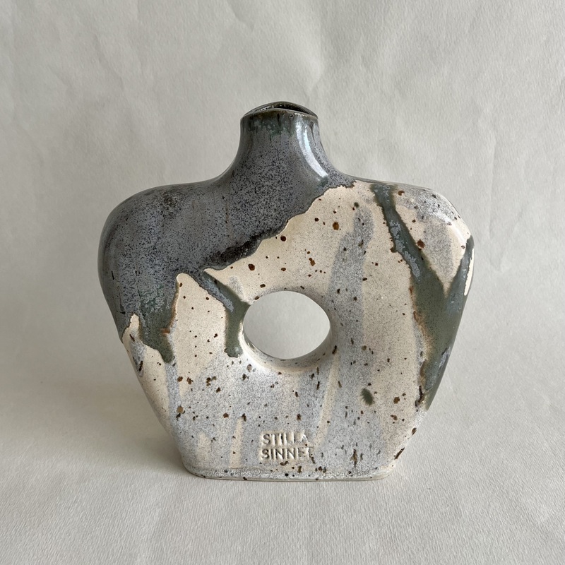 Stor handgjord Peephole Vase i keramik med runt hål genom formen